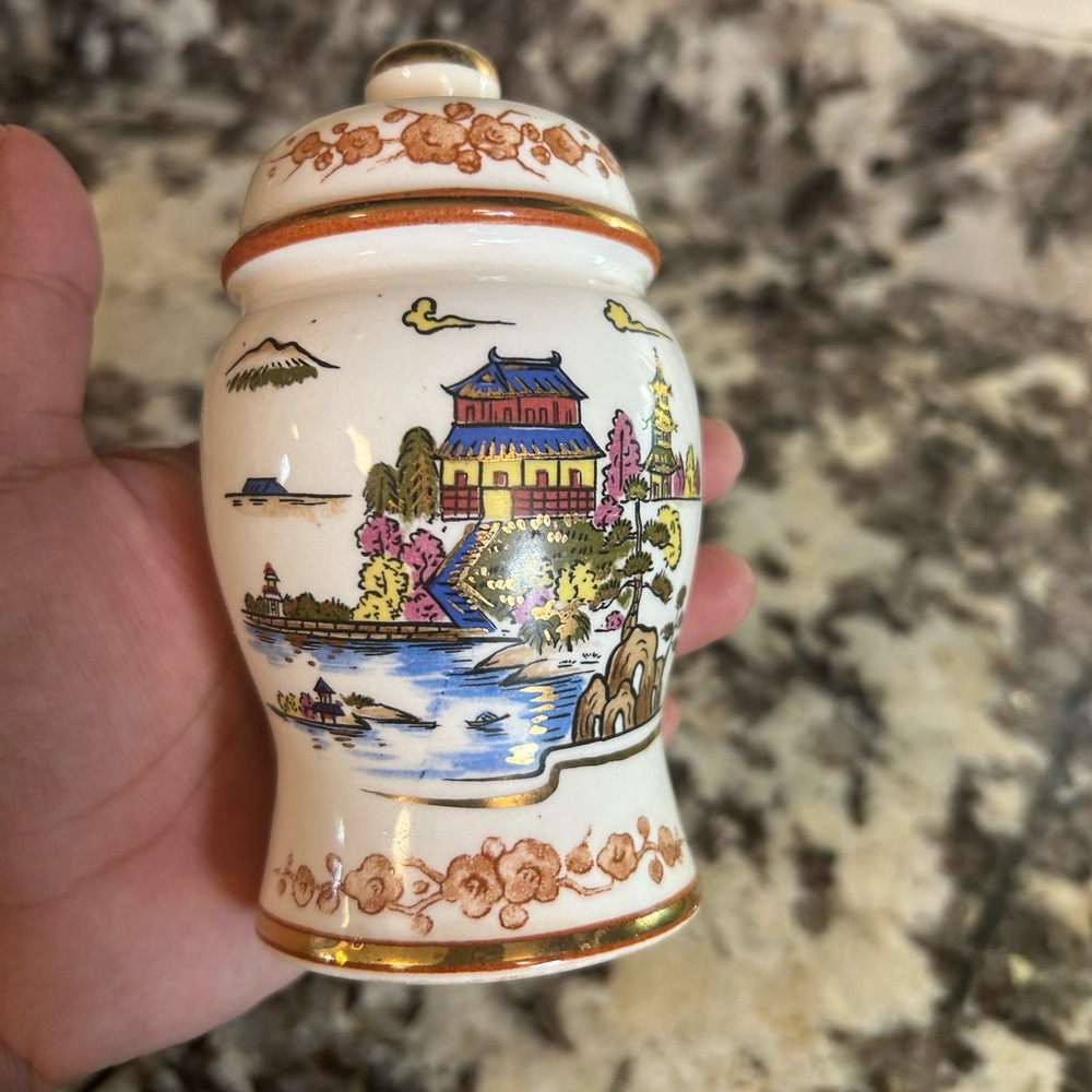 Japonese Vtg‎ Ceramic Pepper shaker with gold hand painted chinoiserie Homedecor